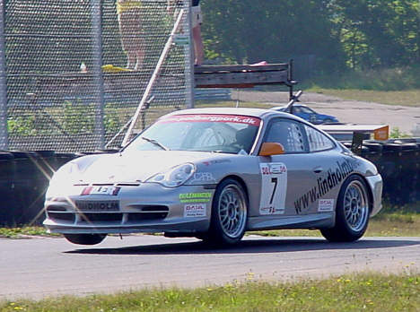 Det er i 'søsterbilen' til denne Porsche, at der er ledige pladser til sidste afdeling i DEC mesterskabet.